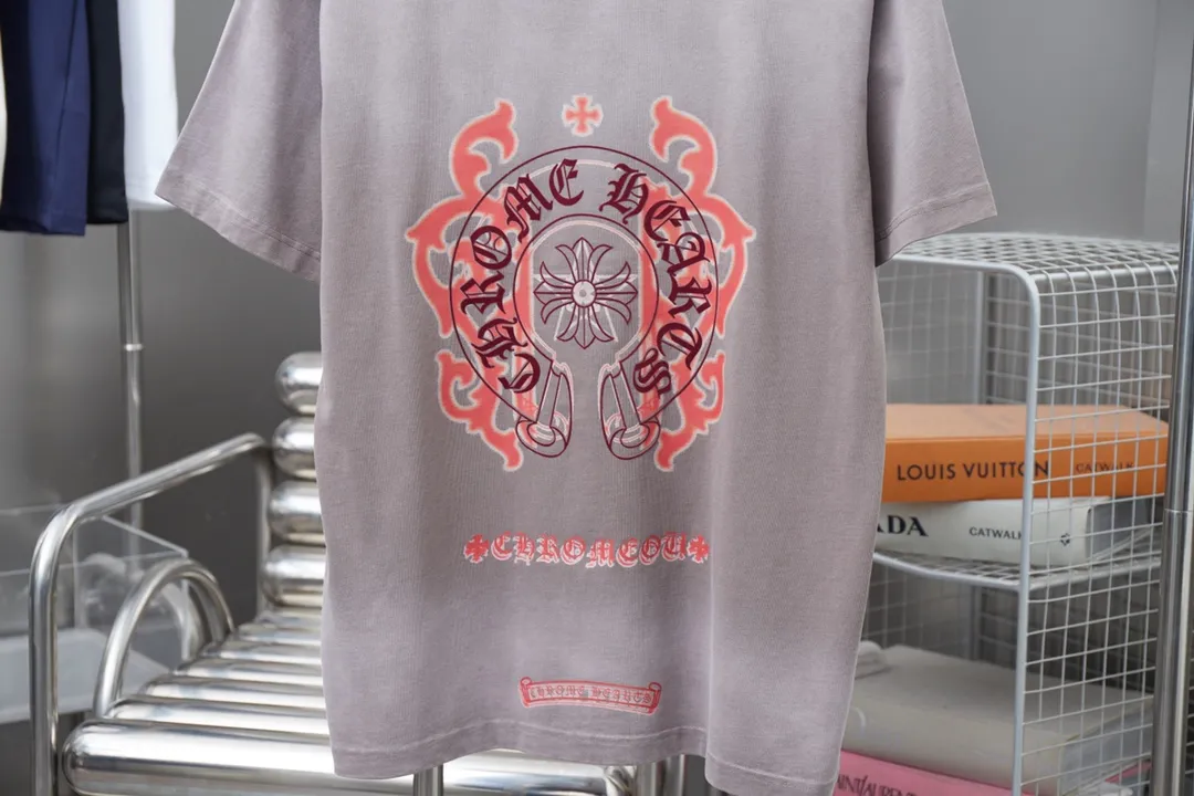 🅿️220 Chrome Hearte 25SS early spring new style Chrome Hearte flocked contrasting letter logo printed short sleeves Light luxury essential item for daily commuting for men and women Correct version Welcome to compare Detailed features · 280g 100% pure cotton double yarn jersey fabric · Custom dyed in the same cylinder, special thickened 32 count double-ply 1X1 thread · Hand-painted printing ➕ flocked letter printing process. Ready-to-wear dyeing Then do the faded fried snowflake process, then wash it to make it look old. Common washing improves the effect · Double-needle stitching across seams · Original main mark, washed tag, branded moisture-proof paper packaging Color: black/blue/khaki/green Size: S/M/L/XL